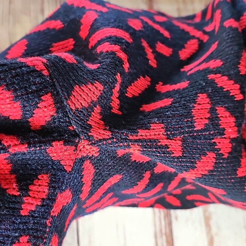 VINTAGE JAZZY NAVY & RED GEOMETRIC PATTERN TWO-PIECE SWEATER & SKIRT SET - Picture 4 of 14